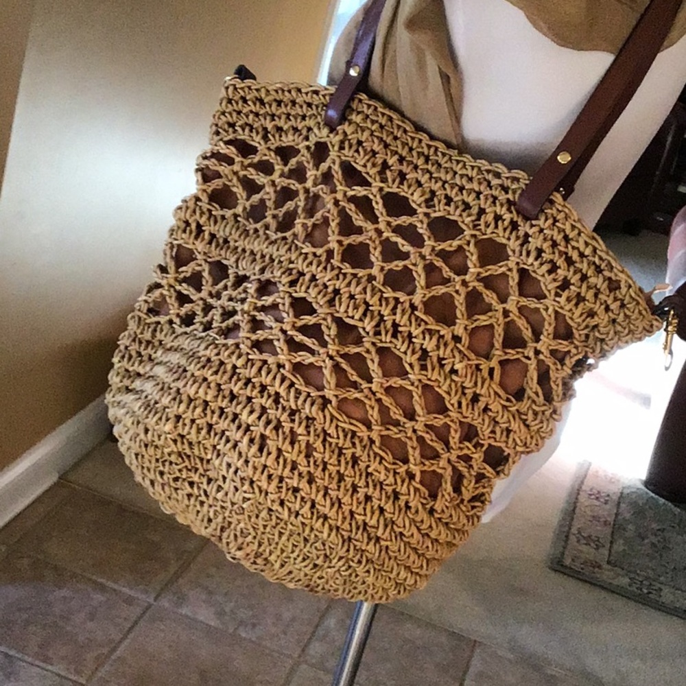 Awesome Cara Bella straw shoulder bag